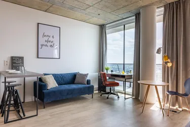 Möbliertes Apartment über den Dächern von Wien - YOUNIQ Vienna TrIIIple / Top-modernes Hochhaus