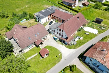Massenhaft Wohnfläche oder 5 Wohnungen zw. 30 &amp; 80 m² möglich inkl. Stallungen und großem Grundstück