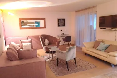 Exklusive Wohnung mit großer Terrasse und kleinem Eigengarten