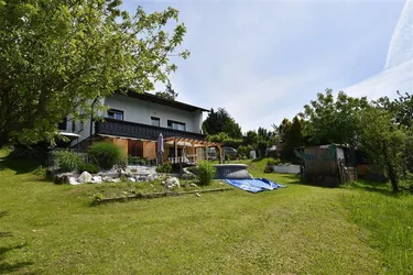 Familienhaus mit Terrasse in Aussichtslage (renovierungsbedürftig)