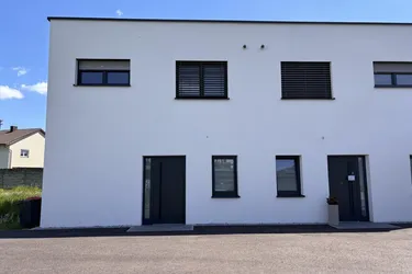 Neuwertige Doppelhaushälfte in Burgkirchen: Ihr neues Zuhause mit Garten und Terrasse!