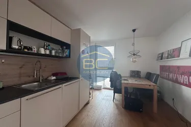 Moderner 3-Zimmer-Wohntraum mit Pool zu kaufen
