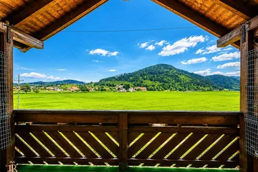 Großzügige 4 ZI Wohnung mit Grünblick, 2 Carports, Kamin, Klima uvm.