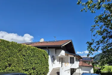 Wohntraum im Zillertal ! Gepflegte 4 Zimmerwohnung in zentrumsnaher Ruhelage .