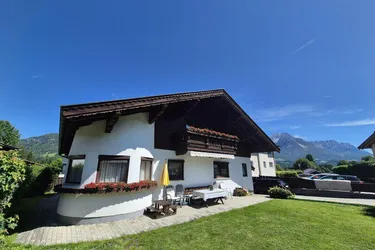 Gepflegtes leistbares Familienhaus in Dorfrandlage .