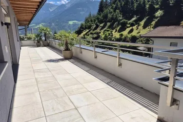 Top-Gelegenheit ! Neuwertige Penthouse-Wohnung mit 2 Tiefgaragenabstellplätzen und 1 Autoabstellplatz im Freien.