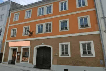 ALTSTADTHAUS mit viel POTENZIAL nahe Hauptplatz mit Braunutzung und vermietetem Geschäftslokal und einer Wohnung