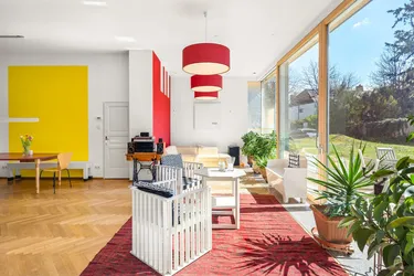 Expose Großzügiges Einfamilienhaus mit uneinsichtigem Garten am Fuße des Römerberges