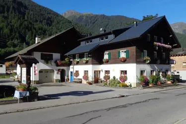 Pension mit vielseitigen Nutzungsmöglichkeiten und traditioneller Stube mit Gastgarten!