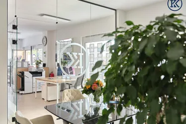 Nutzung möglich als: Blumenladen, Einzelhandel, Kaffeehaus, Kebap-Stand, Pizzeria oder Büro.