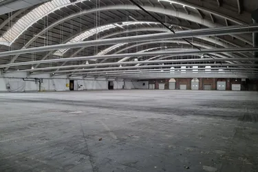 Halle plus Freifläche für temporäre Nutzung