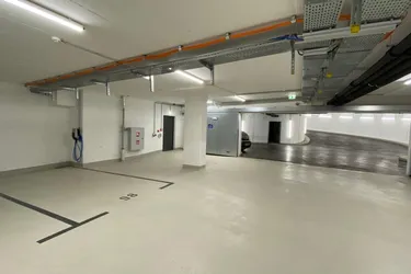Parkplatz mit E-Ladestation -=Am Modenapark=-