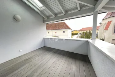 Moderne 2-Zi-Wohnung mit Terrasse und Parkplatz !