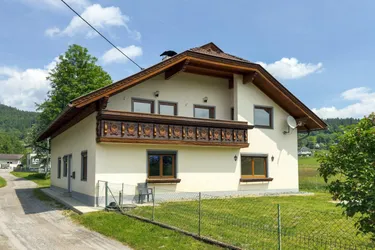 Sonnige Wohnidylle: Großzügiges Wohnhaus mit Ausblick &amp; Naturanschluss