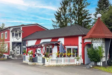 Großzügiges Mehrfamilienhaus mit vielseitigem Wohnkonzept und charmantem Gartenparadies