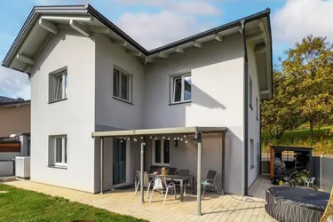 Familienparadies am Waldrand – Modernes Zuhause mit Garten &amp; Spielbereich