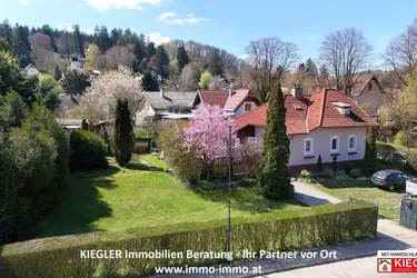 +++ TRAUMHAFTE EICHGRABNER ZENTRUMSLAGE +++ Solide kleine Altbauvilla auf 943 m² in bester Zentrumslage!