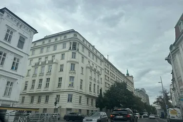Lichtdurchflutetes Altbaubüro direkt beim Heumarkt