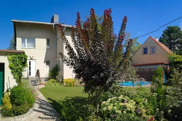 Expose Einfamilienhaus in Grünruhelage, Wohnfläche etwa 140m² mit Garten &amp; Pool, provisionsfrei