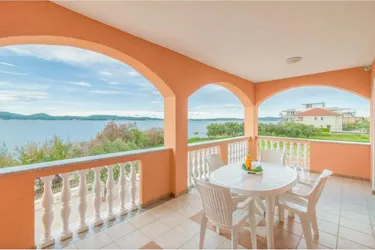Apartmenthaus erste Reihe am Meer mit 5 Wohnungen, Sukošan