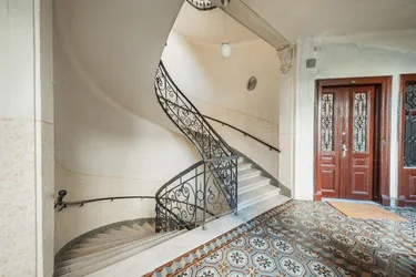 1070 Wien | ECK-ZINSHAUS 1.386 m² | DG-Potenzial 515 m² | Nähe U6 Burggasse