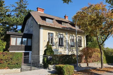 Charme und Potential: Jahrhundertwendevilla mit großzügigem Garten im ruhigen Wohnviertel von Baden