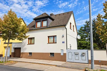 Einfamilienhaus mit Potenzial in Oberlaa: 622 m² Grund, großer Eigengarten mit Altbaumbestand und U1-Nähe