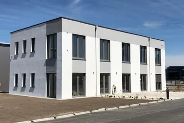 Pauschalmiete Warm inkl. Strom - Modernes Büro-Reihenhaus mit 4 getrennten Räumen + Empfangsbereich, Küche und Parkmöglichkeiten!