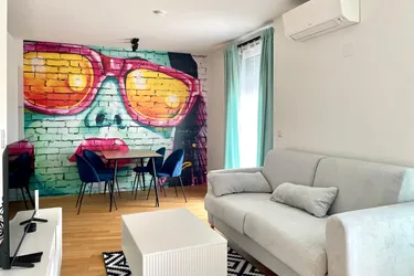 1. Monat mietfrei: Möblierte 2 Zimmer- DG-Wohnung im 6. OG mit 16m² Terrasse und Klimaanlage