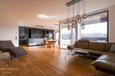 LEOMBACH – 500 m2 Exklusives Haus mit Gewerbehalle - Modernes Wohnen und Arbeiten vereint