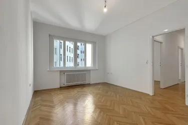 Zentrale 4-Zimmer-Wohnung nahe Karlsplatz
