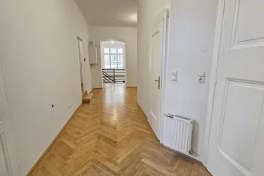 Generalsaniertes Altbaubüro auf 3 Etagen in 1070 Wien mit Terrassenfläche