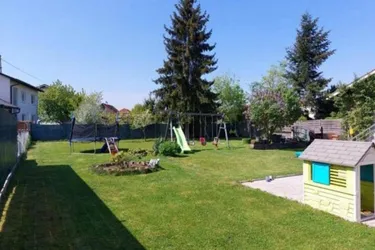 Geräumiges Ein-Zweifamilienhaus mit großen und sonnigen Garten