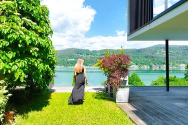 ROSENHOF Wörthersee - Traumhafte Garten-Seewohnung mit atemberaubendem Wörtherseeblick