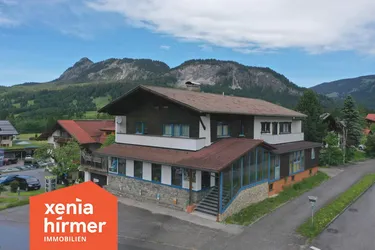 Wohn-und Geschäftshaus - hier wo Arbeit auf Bergabenteuer trifft