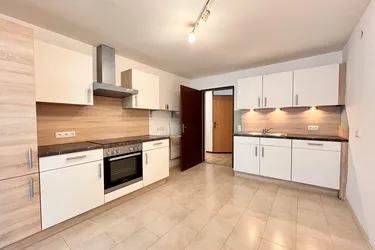 Großzügige 7-Zimmer-Wohnung in Lienz: Renovierungsbedürftig mit Balkon und Terrasse!