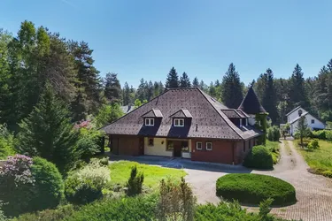 Charmante Landhausvilla mit weitläufigem Naturgrundstück
