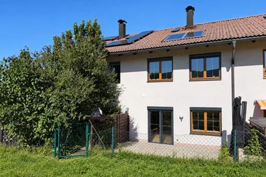 Wohnen im Grünen: Familientraum mit Terrasse &amp; 2 TG-Stellplätzen