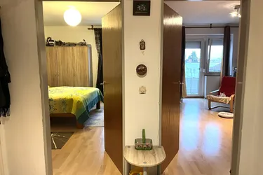 Hereinspaziert in die gemütliche Wohnung mit Balkon und Garage!