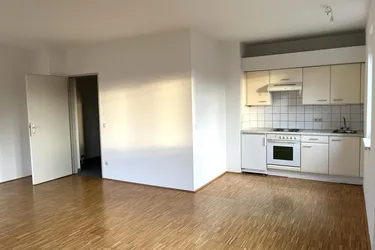 Attraktive helle Singlewohnung! Perfekte Pendler-/Starterwohnung mit Parkplatz!