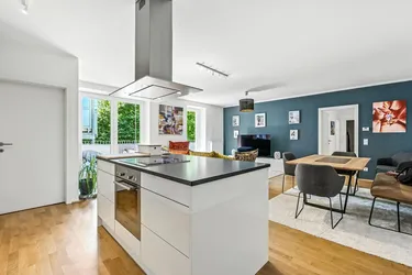 STILVOLLE WOHNUNG MIT RUHIGER LOGGIA INS GRÜNE | ca. 118 m² | 5 Zimmer möglich |RUHELAGE IM INNENHOF | INKLUSIVE KÜCHE | PARKPLATZ VORHANDEN | ZWEITBEZUG | 