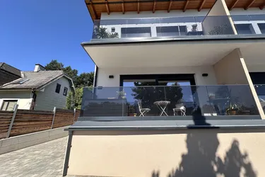 Moderne Doppelhaushälfte mit Balkon, Terrasse und Keller