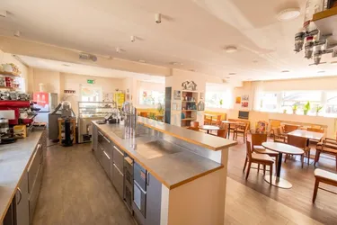 Etabliertes Café direkt an der Steyr mit großzügiger Wohnung &amp; Dachterrasse
