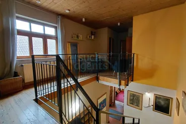 Familienfreundliches Stadthaus mit Entwicklungspotential, 6 Zimmern und Terrasse