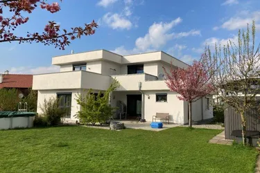 Expose Klimatisiertes Niedrigstenergiehaus in zentraler ruhiger Lage