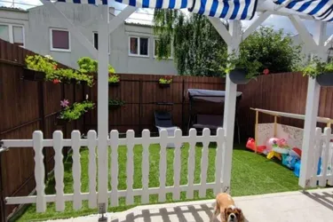 Geräumiges Reihenhaus mit Garten, überdachter Terrasse und drei Etagen voller Möglichkeiten