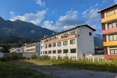 Ideal für Anleger und Firmen!! Es gibt ein Gewerbeobjekt mit 5 Garconnieren und einer 2 Zimmerwohnung in Innsbruck zu erwerben.
