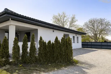 Neuwertiger Bungalow mit 4 Schlafzimmern