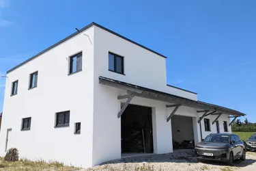 Neuer Bungalow mit Halle, großer Garage und Einliegerwohnung zu verkaufen
