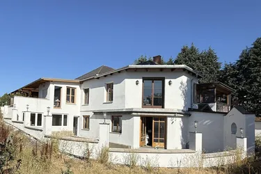 Großzügige Villa mit Einliegerwohnung zum Fertigstellen